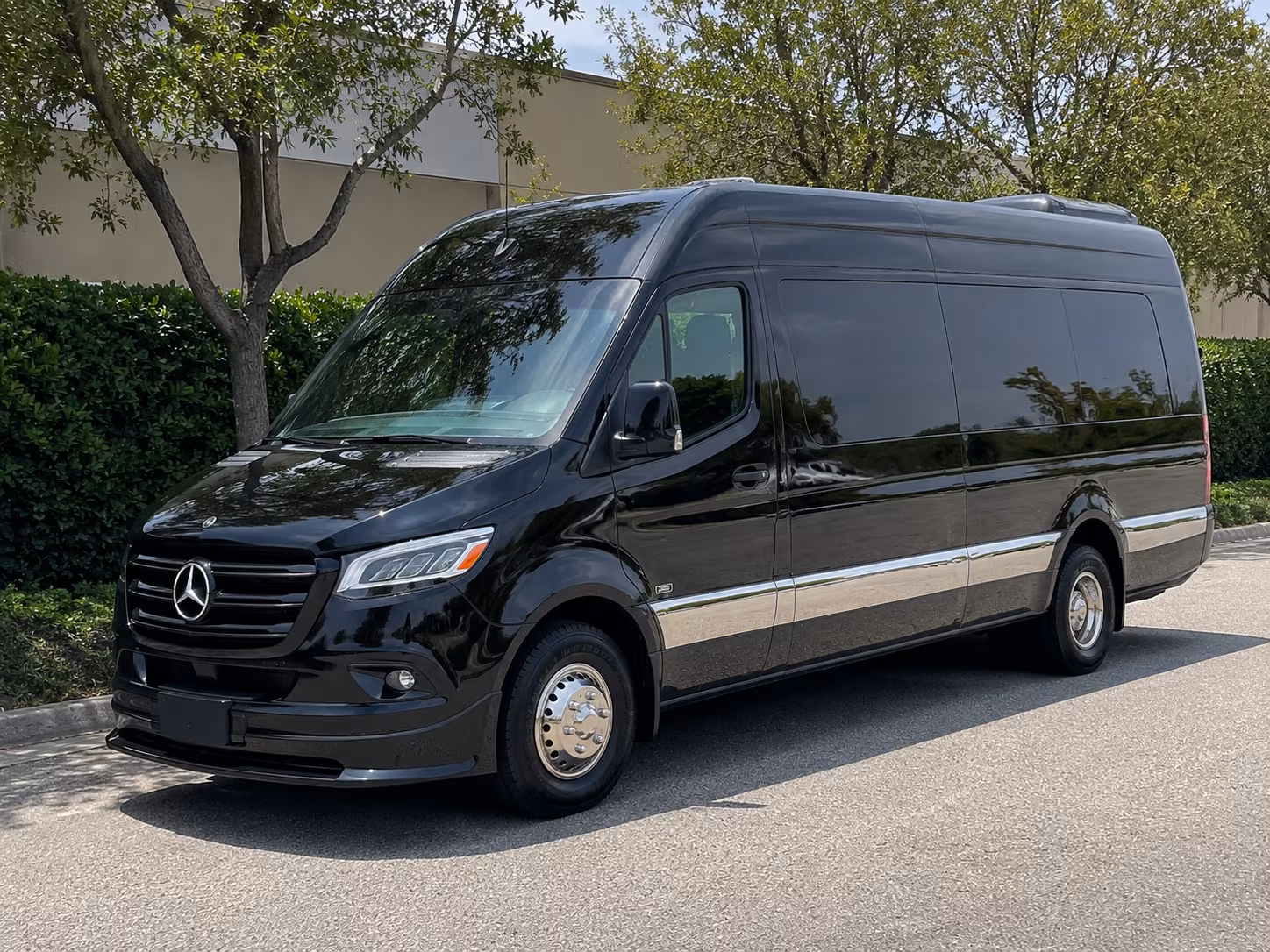 find the perfect transportation for your next airport transfer 3